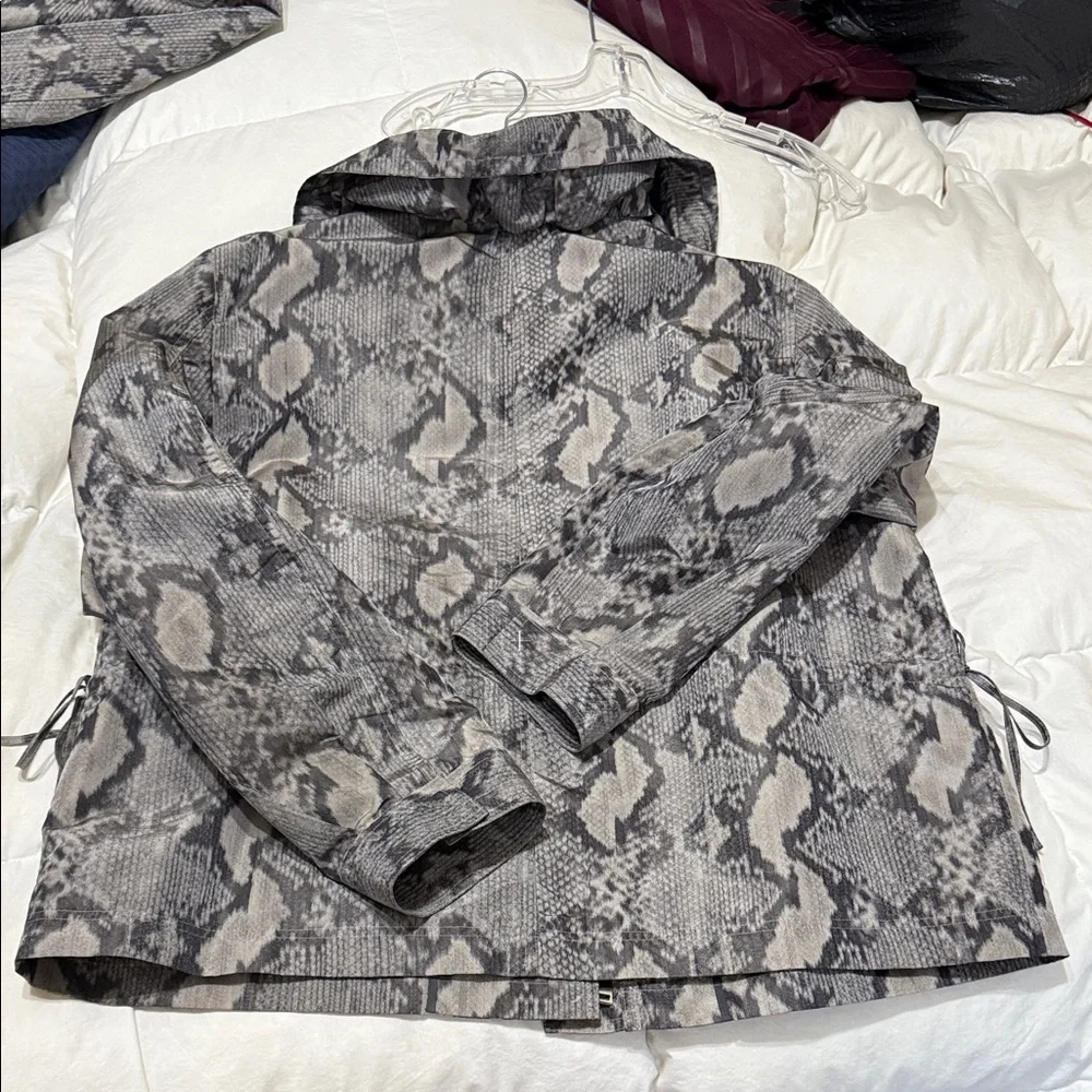 St. John Yellow Tag XL Gray Snake Print Lightweight Jacket - Picture 9 of 9
